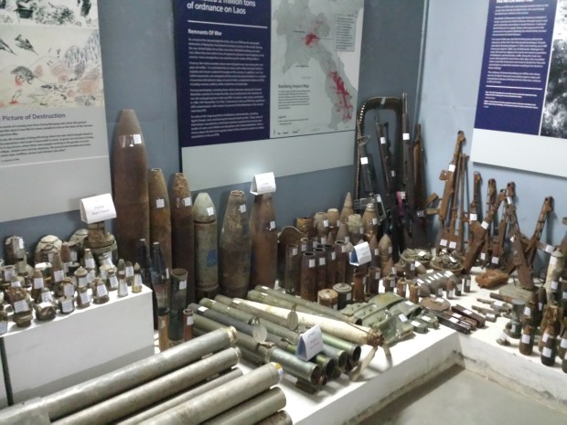 Sprengkörper aller Art, Napalm und Streubomben