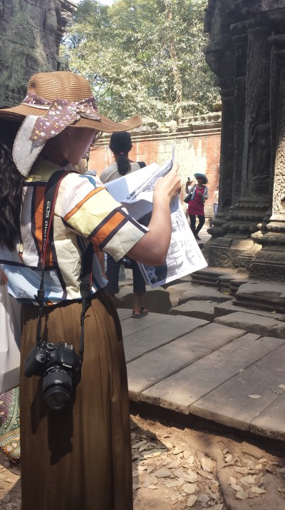 Bleistiftskizzen der Sehenswürdigkeiten auf Papier. Wo bleibt das Smartphone?